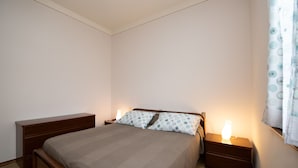 A bedroom with a bed, nightstands, and a bedside lamp. - Villa Ada in Toscolano-maderno (Toscolano Maderno)