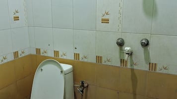 Chambre Double Classique, vue ville | Salle de bain | Douche, chaussons, savon, shampoing