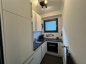 Kylskåp, mikrovågsugn, ugn och spishäll