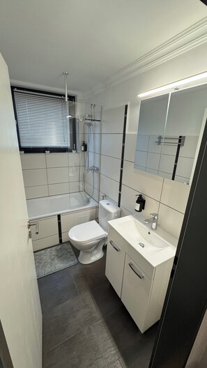 Articles de toilette gratuits, sèche-cheveux, serviettes fournies, savon