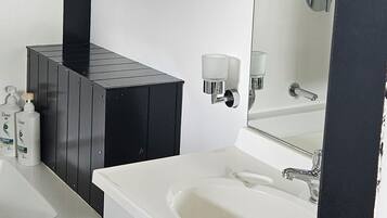 Secador de pelo, toallas, jabón, papel higiénico