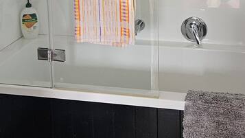 Haartrockner, Handtücher, Seife, Toilettenpapier
