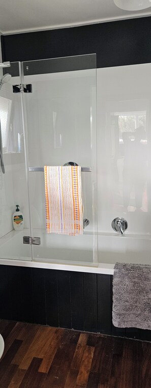 Secadora de cabello, toallas, jabón, papel de baño 