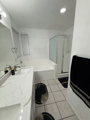 Haartrockner, Bidet, Handtücher, Seife