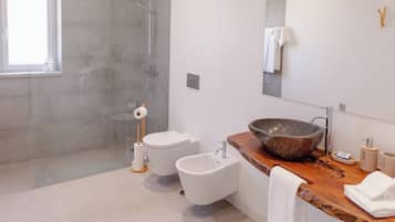 Family Double Room, Vineyard View | Bathroom | Shower, towels, soap, shampoo
