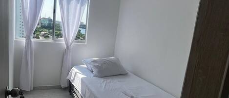 3 slaapkamers, een strijkplank/strijkijzer, reisbedje, gratis wifi