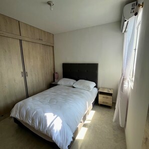 3 chambres, fer et planche à repasser, lit de bébé portatif