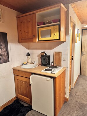 Refrigerador, microondas, cafetera y tetera y utensilios de cocina