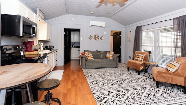 A compact living space with a kitchen, dining area, and seating area. - Cozy cabin on the Creek with WiFi and AC in delightful Belton (Belton)