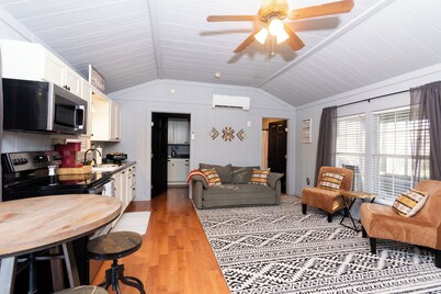 Cozy cabin on the Creek with WiFi and AC in delightful Belton