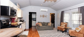 Charming cabin with WiFi and AC in delightful Belton