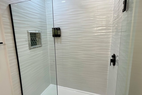 Secador de cabelo, toalhas de banho, sabonete, papel higiênico