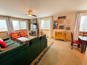 Living area - 3/3 Townhome in Fraser just steps from the Black line! (Granby)