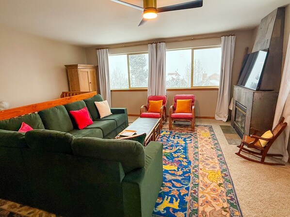 Living area - 3/3 Townhome in Fraser just steps from the Black line! (Granby)