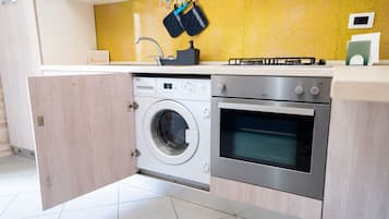 Kühlschrank, Ofen, Herdplatte, Wasserkocher mit Kaffee-/Teezubehör