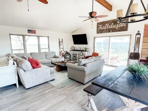 Smart TV y chimenea 