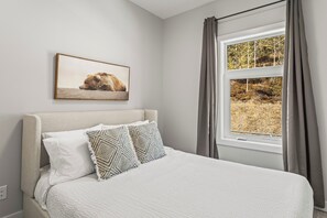 2 bedrooms, iron/ironing board, WiFi, bed sheets - Brand New Modern Townhouse with Stunning Mountain Views – Sleeps 6 (Canmore)