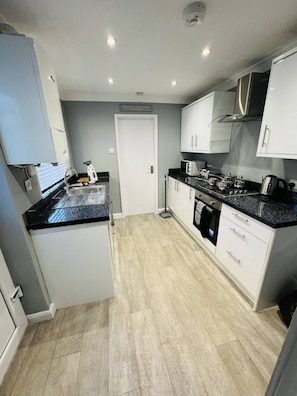 Fridge, microwave, oven, stovetop - 4-bedroom house in Grimsby with private garden and on-street parking (Grimsby)