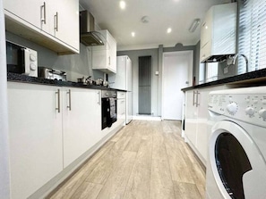 Fridge, microwave, oven, stovetop - 4-bedroom house in Grimsby with private garden and on-street parking (Grimsby)