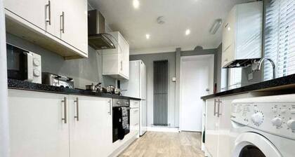 Comfortable 4-bedroom serviced accommodation in Grimsby with private garden and on-street parking