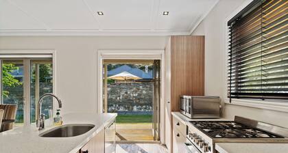 Kiwi Ski Cottage - Wanaka Holiday Home