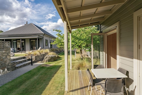 Kiwi Ski Cottage - Wanaka Holiday Home