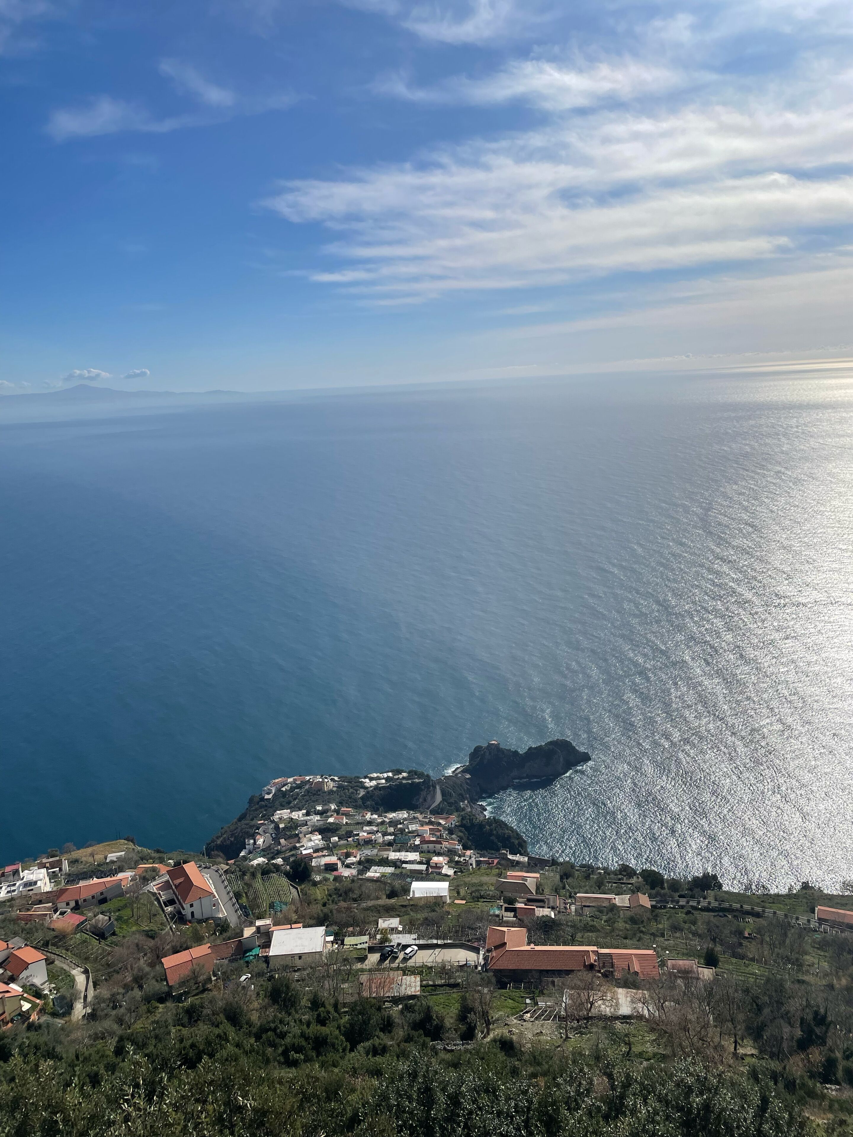Une ville côtière avec des bâtiments construits sur une colline surplombant la mer.