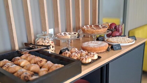 Un tavolo del buffet con diversi dolci e dessert.