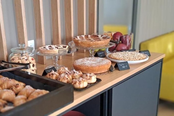 Free daily buffet breakfast