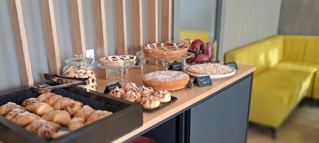 Free daily buffet breakfast. Terrazza 72
