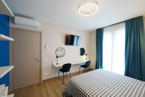 Familien-Doppel- oder -Zweibettzimmer, Balkon, Bergblick | Terrasse/Patio