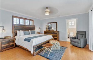 6 slaapkamers, een bureau, een strijkplank/strijkijzer, reisbedje