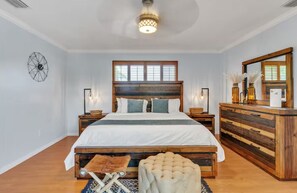 6 Schlafzimmer, Schreibtisch, Bügeleisen/Bügelbrett, Reisekinderbett