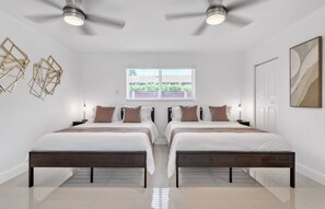 6 bedrooms, desk, iron/ironing board, travel crib - Luxury Escape: Pool, Hot tub, Mini Golf & More! (Cutler Bay)