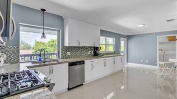 Frigorífico, microondas, horno y placa de cocina