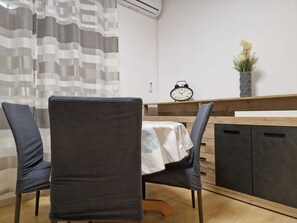 Dining - Cozy 1-bedroom apartment with WiFi, AC in charming Rijeka (Rijeka)
