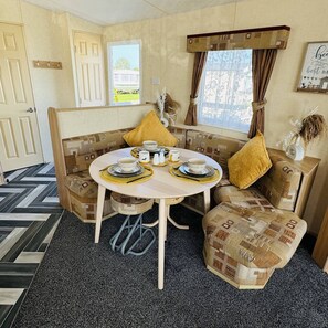 Dining - 6-berth holiday home in Skegness, just a short walk from the beach, perfect for family holidays! (Skegness)