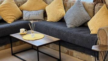 Smart TV, chimenea y oficina