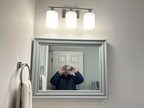 Interior - Charming 2-bedroom house with WiFi, AC in serene Mount Holly (Mount Holly)