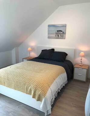 3 Schlafzimmer, Schreibtisch, Bügeleisen/Bügelbrett, Reisekinderbett