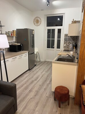 Kühlschrank, Mikrowelle, Ofen, Herdplatte