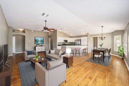 Charming 2-bedroom villa in The Villages with WiFi, AC, and golf cart!