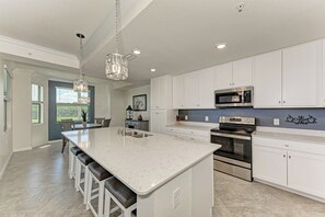 Mikrobølgeovn, ovn, kokeplater og oppvaskmaskin