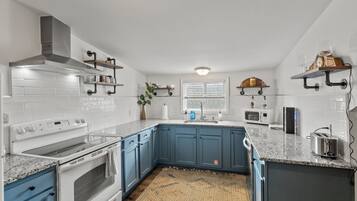 Een microgolfoven, een oven, een kookplaat