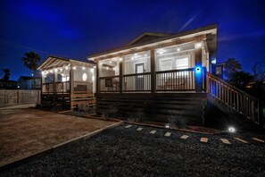 House | 4 bedrooms - Dual Port A Cottages 2 Complete Homes Walk to the Beach Patio Fully-equipped Kitchens (Port Aransas)