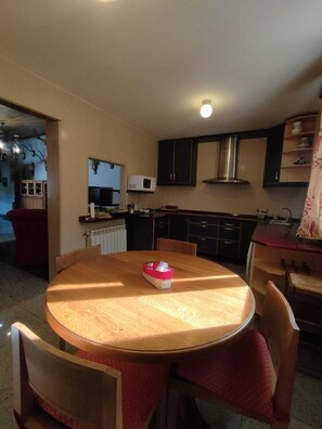 Dining - REST, HEALTHY AIR AND GOOD BARBECUES (Ontalvilla de Almazán)