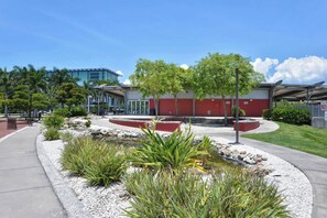 Property grounds - NEW! Charming 3/3 Home near Payne Park and Legacy Trail (Sarasota)