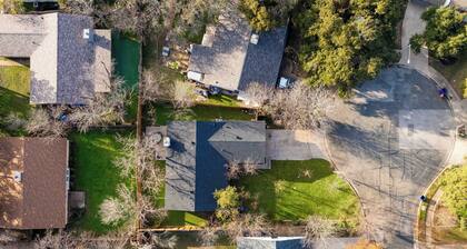 Private Yard w/ BBQ & Games, Steps to South Congress & Barton Creek Clarksburg