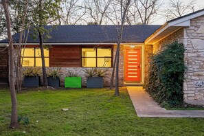 House (3 Bedrooms) | Interior - Private Yard w/ BBQ & Games, Steps to South Congress & Barton Creek Clarksburg (Austin)