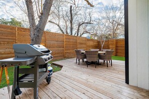 BBQ/picnic Area - Private Yard w/ BBQ & Games, Steps to South Congress & Barton Creek Clarksburg (Austin)